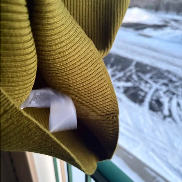 🆕 Elie Tahari Olive Green Ribbed Knit Top Gold Button Detail Short Sleeve Size M - Picture 9 of 13